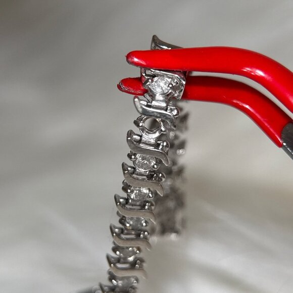 10K White Gold Diamond Tennis Bracelet (Missing 1 Diamond) - Picture 9 of 9